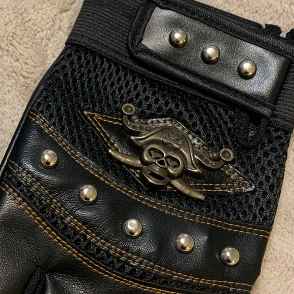 Half-Finger Pirate Skull Riding Gloves - Picture 4 of 8